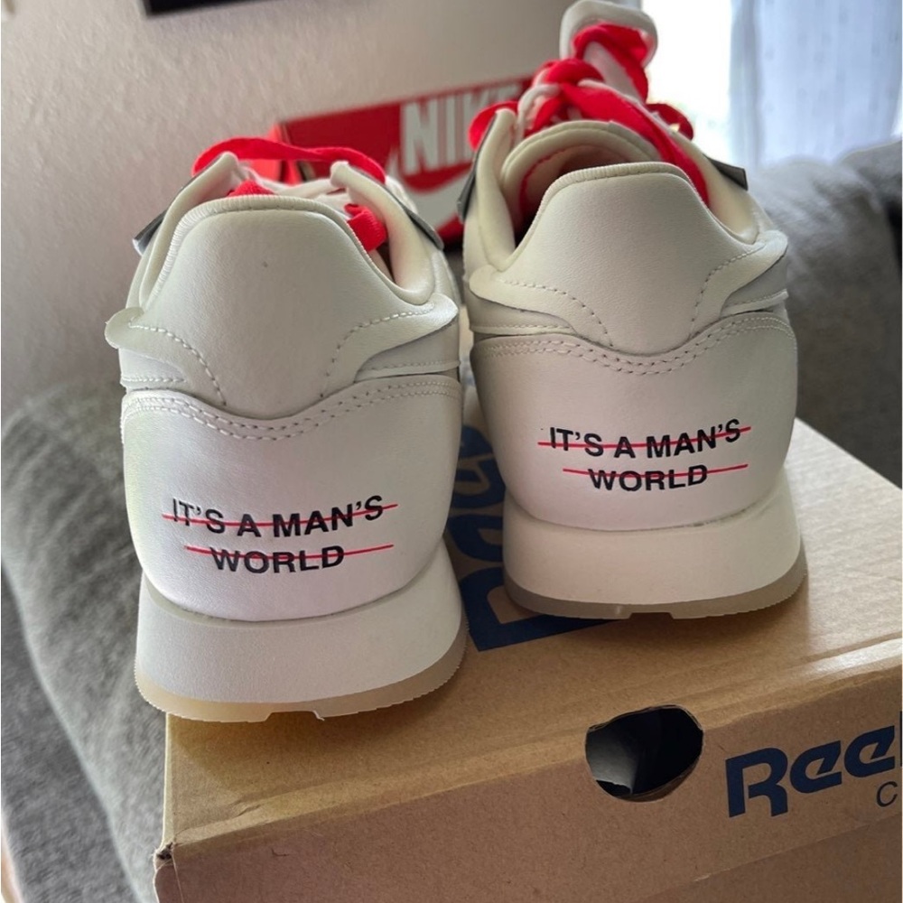It's a Man's World Classic Leather Reebok women’s 9.5 special edition